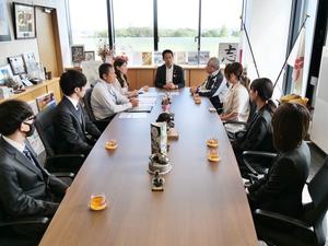 ホウユウの皆さんと懇談する市長