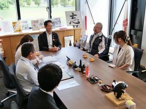 ホウユウの皆さんと懇談する市長