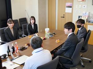 話をするホウユウの皆さん