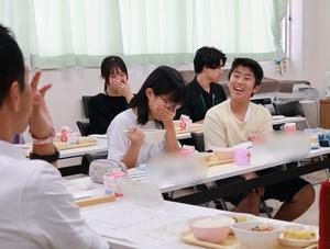 みんなで笑う様子