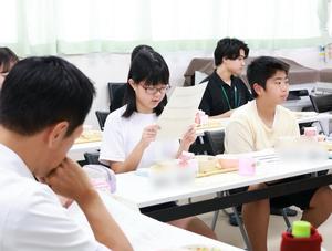 意見を発表する児童