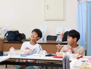 笑顔で話す児童