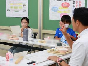 市長の説明を聞く児童