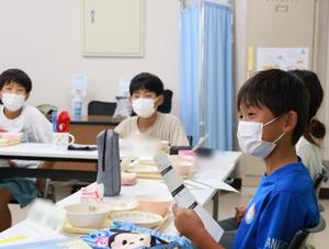 笑顔で話す児童