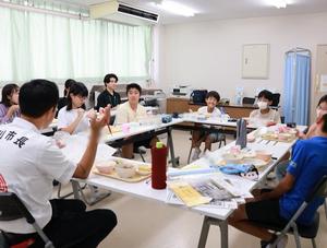 市長の説明をきちんと聞く児童のみんな