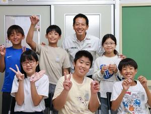 市長と児童のみんなで記念撮影