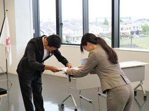 市長が辞令を交付する様子