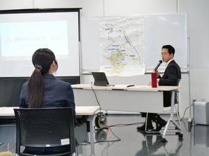 理念や市政運営等について説明する市長