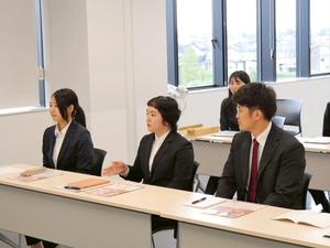 市長に話す新規採用職員
