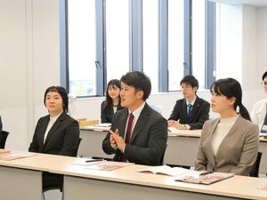 市長に話す新規採用職員