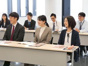 市長に話す新規採用職員