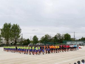 各校の児童が整列