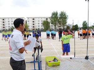 選手宣誓した中沢君が笑顔で市長と話をする様子