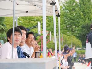 来賓席から応援する市長