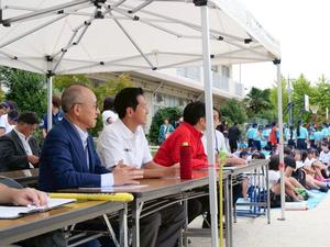 来賓席から応援する市長