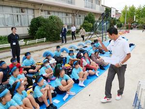 各小学校の応援席を激励する市長
