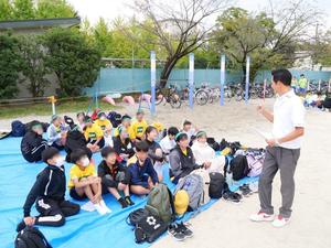 各小学校の応援席を激励する市長