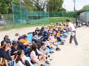 各小学校の応援席を激励する市長