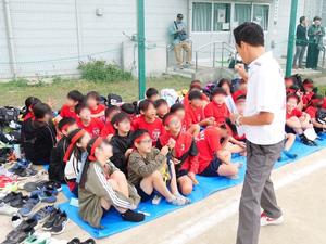 各小学校の応援席を激励する市長