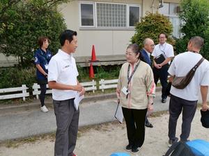 関小学校の校長先生と話をする市長