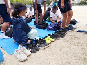 児童席のブルーシート前にきちんと靴が揃えられている様子