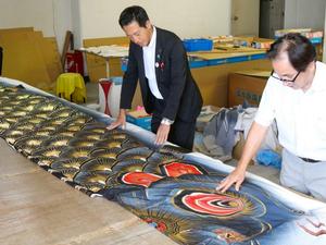 鯉のぼりを見せてもらう市長