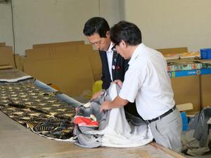 佐藤社長より説明を受ける市長