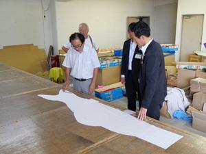 佐藤社長の説明を受ける市長