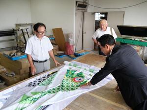 様々な鯉のぼりを見せてもらう市長