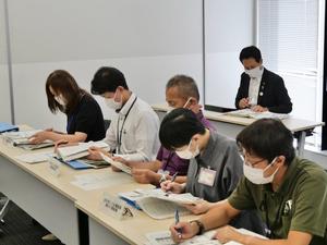 会議に出席する市長