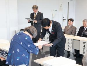 表彰状授与の様子