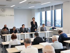 挨拶を述べる市長