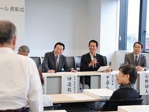 受賞者のコメントを笑顔で聞く市長