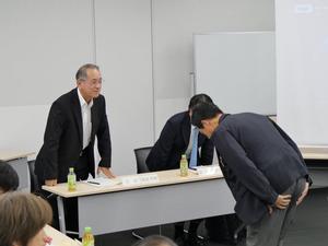 会議後、会長にお礼を述べる市長
