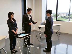 内定通知書を交付する市長