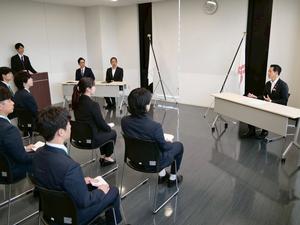 内定者に話をする市長