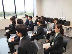 市長の話を真剣に聞く内定者たち