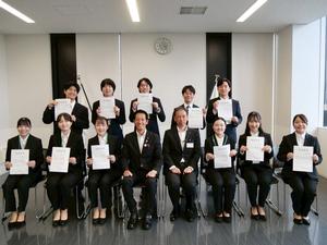 市長と内定者のみんなと記念撮影