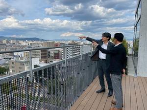 福岡市長から説明を受ける中原市長