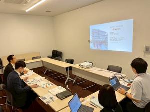 会議室で説明を受ける市長