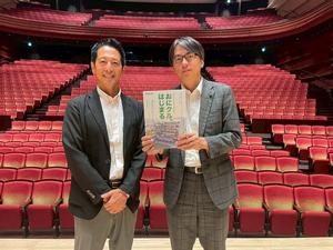 ホールにて福岡市長と記念撮影をする中原市長