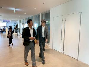 福岡市長から説明を受ける中原市長