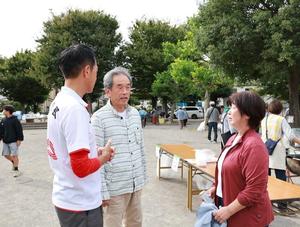 市民と話をする市長