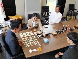 なまずびと防災かるたの説明を受ける市長