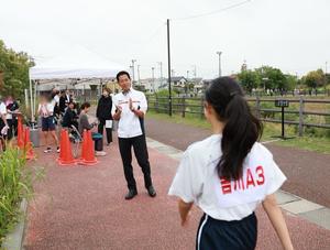 走り終えた生徒を労う市長