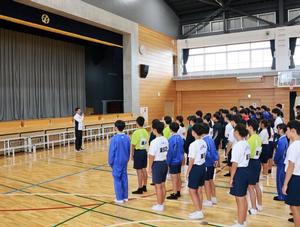 開会式で挨拶する市長