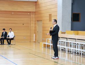 開会式で挨拶をする伴野校長