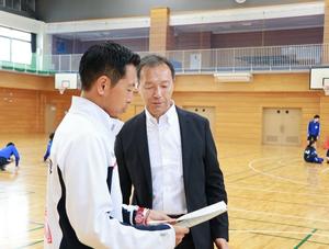 伴野校長と話す市長