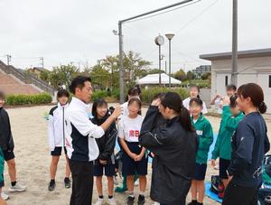 競技前の生徒を激励する市長