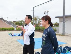 会場の先生と話をする市長